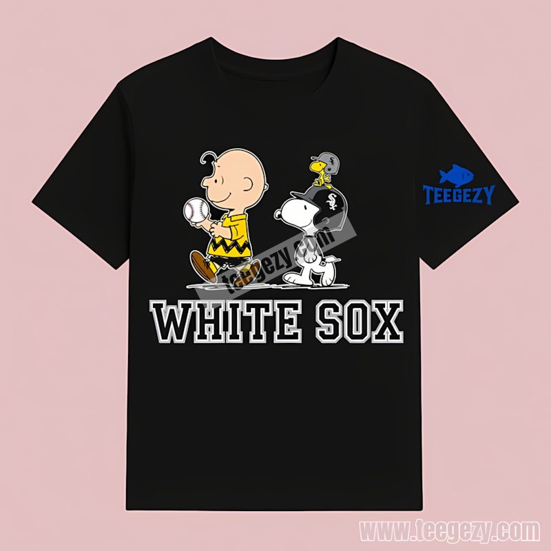 Chicago White Sox Charlie Brown And Snoopy Play Together Trendy T-Shirt Chicago White Sox Charlie Brown And Snoopy Play Together Trendy T-Shirt