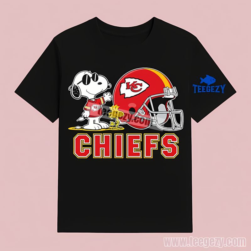 Kansas City Chiefs Helmet Snoopy Woodstock Classic T-Shirt Kansas City Chiefs Helmet Snoopy Woodstock Classic T-Shirt