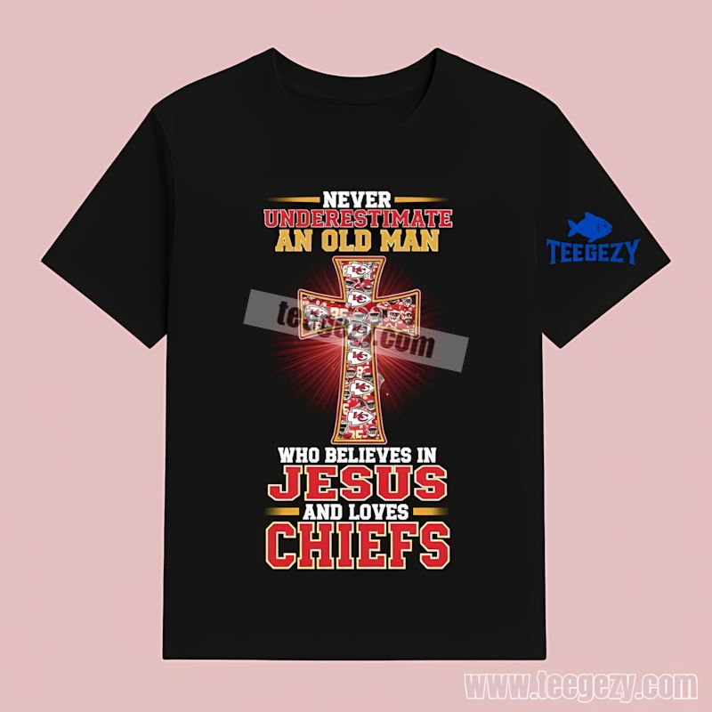 Old Man Believing In Jesus And Kansas City Chiefs T-Shirt Old Man Believing In Jesus And Kansas City Chiefs T-Shirt