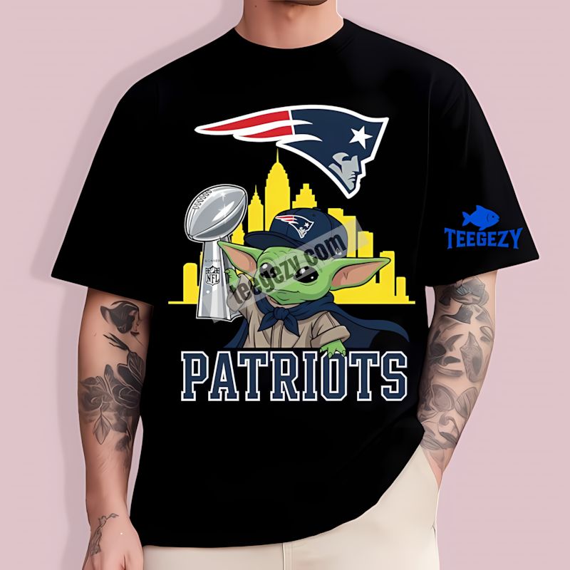 Baby Yoda Holding Super Bowl Cup New England Patriots Casual T-Shirt Baby Yoda Holding Super Bowl Cup New England Patriots Casual T-Shirt