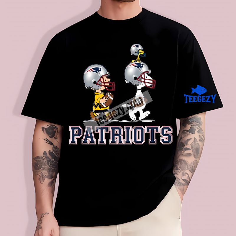 Charlie Brown And Snoopy New England Patriots Play Statement T-Shirt Charlie Brown And Snoopy New England Patriots Play Statement T-Shirt