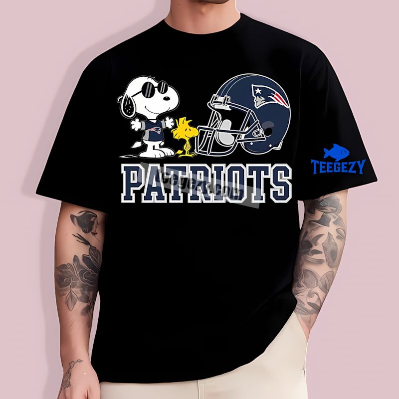 Helmet Clash Snoopy Woodstock New England Patriots Dri Fit T-Shirt Helmet Clash Snoopy Woodstock New England Patriots Dri Fit T-Shirt