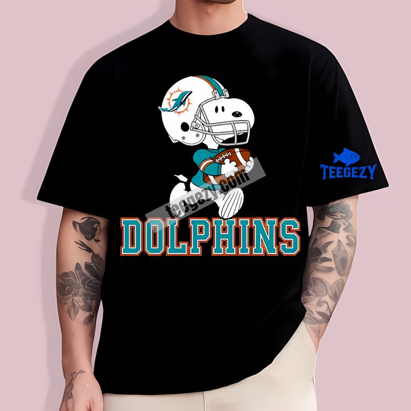 Miami Dolphins Snoopy Football Running Trendy T-Shirt Miami Dolphins Snoopy Football Running Trendy T-Shirt