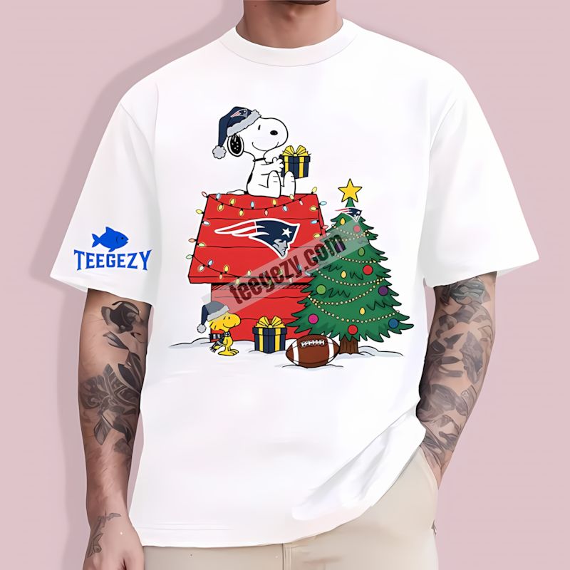 Snoopy Woodstock Christmas Scene New England Patriots Crewneck T-Shirt Snoopy Woodstock Christmas Scene New England Patriots Crewneck T-Shirt