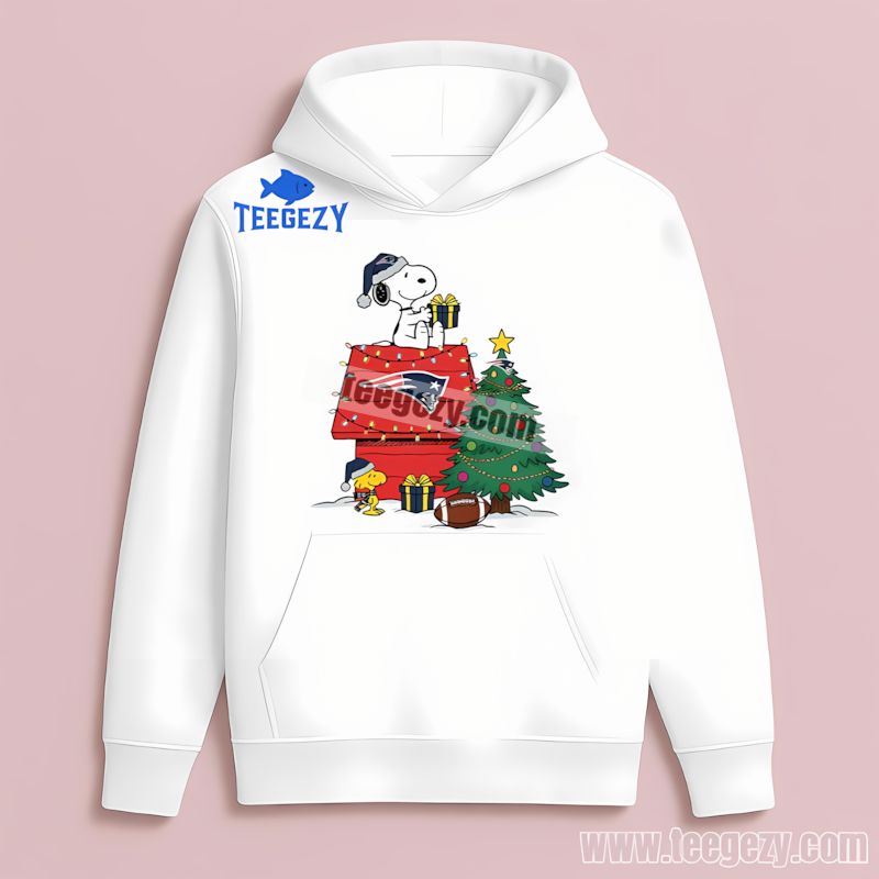 Snoopy Woodstock Christmas Scene New England Patriots Crewneck Hoodie Snoopy Woodstock Christmas Scene New England Patriots Crewneck Hoodie