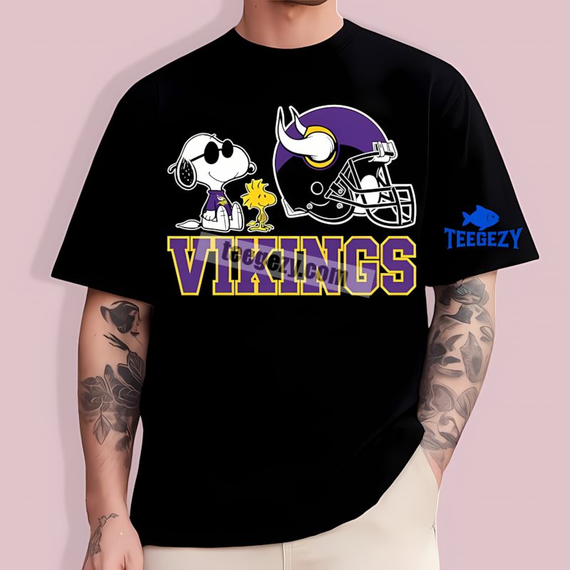 Snoopy Woodstock Vs Minnesota Vikings Helmet T-Shirt Snoopy Woodstock Vs Minnesota Vikings Helmet T-Shirt