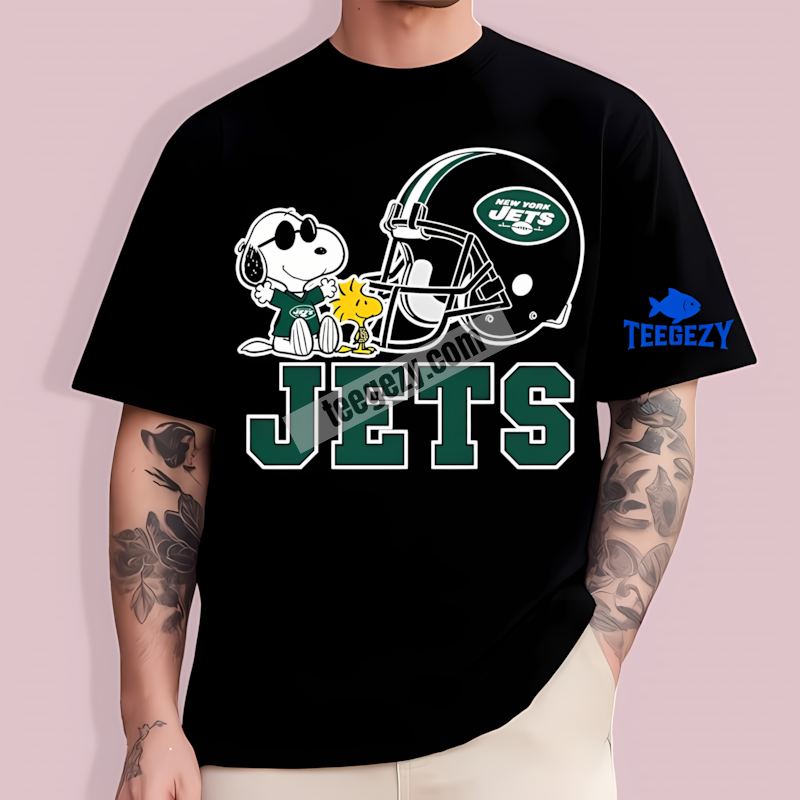 New York Jets Helmet Fan T-Shirt With Snoopy Woodstock New York Jets Helmet Fan T-Shirt With Snoopy Woodstock
