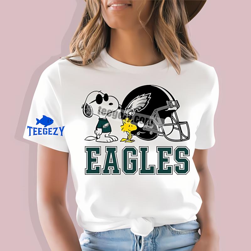Philadelphia Eagles Helmet Vs Snoopy And Woodstock T-Shirt Philadelphia Eagles Helmet Vs Snoopy And Woodstock T-Shirt